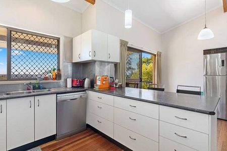 Spacious 4-Bedroom Family Home with a Separate Living Area - Photo 2