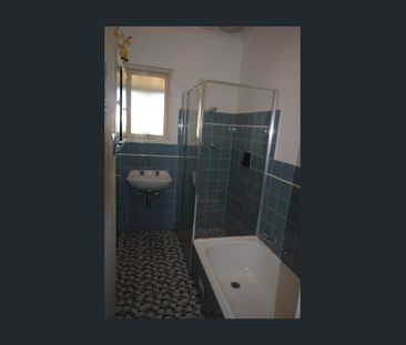 Large 3 Bedroom Home on a quiet street - Photo 6