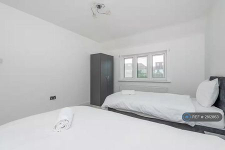 4 bedroom semi-detached house to rent - Photo 4