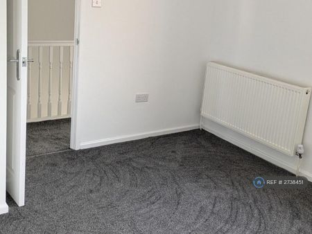 3 bedroom end of terrace house to rent - Photo 2