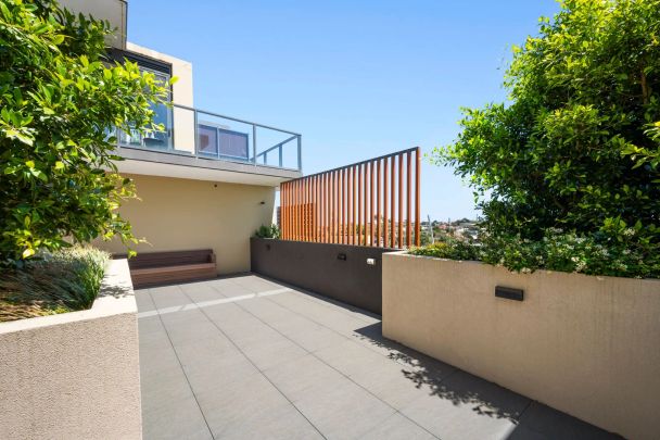 Skyline Serenity: Your Contemporary Oasis - Photo 1