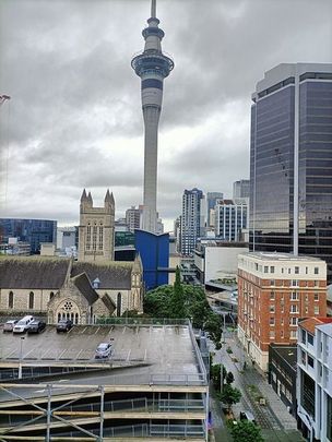 Stylish 2BR Apt with Balcony - Central AKL - Photo 1