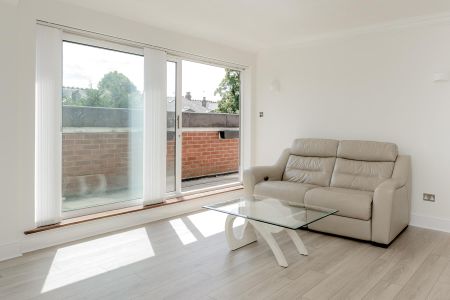 Coliseum Court, Finchley Central, N3 - Photo 3