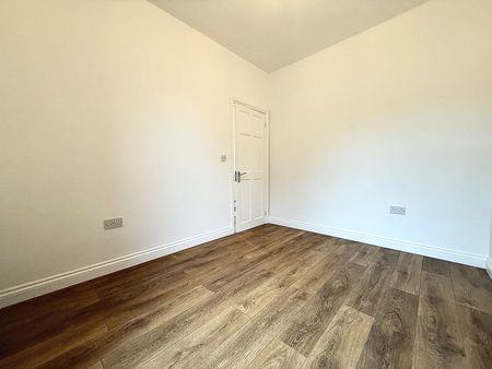 2 Bed Terraced House, Bath Road, E7 - Photo 2