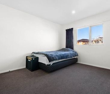 A Sunny 5 bedroom house in Flatbush - Photo 6