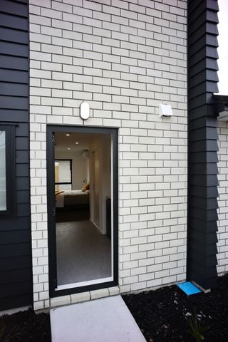 Fully furnished, self contained, studio room! - Photo 2