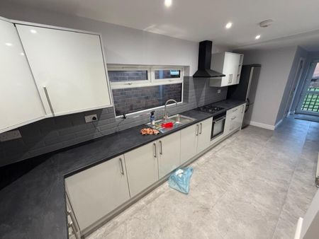 4 bedroom House To Let - Photo 5
