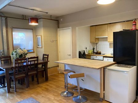 Room in a Shared House, Helios Road, SM6 - Photo 4