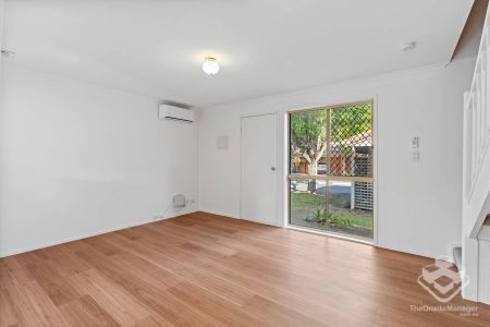 NEW RENOVATED THREE BEDROOMS TOWNHOUSE - Photo 2