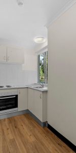 Stunning sundrenched two bedroom apartment. - Photo 3