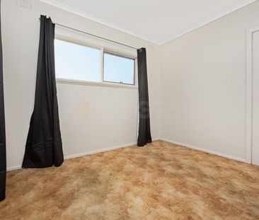 Spacious 4-Bedroom Home in Maribyrnong - Photo 2