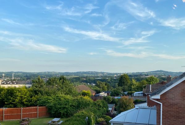 Recently refurbished 4 bed studio style multi unit property - Photo 1