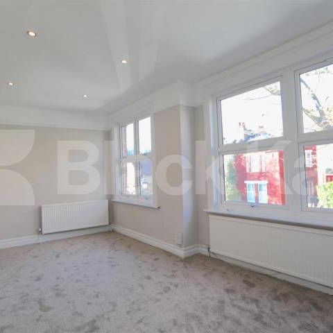 3 bedroom located on one of Muswell Hill's prime quiet residential roads - Photo 1