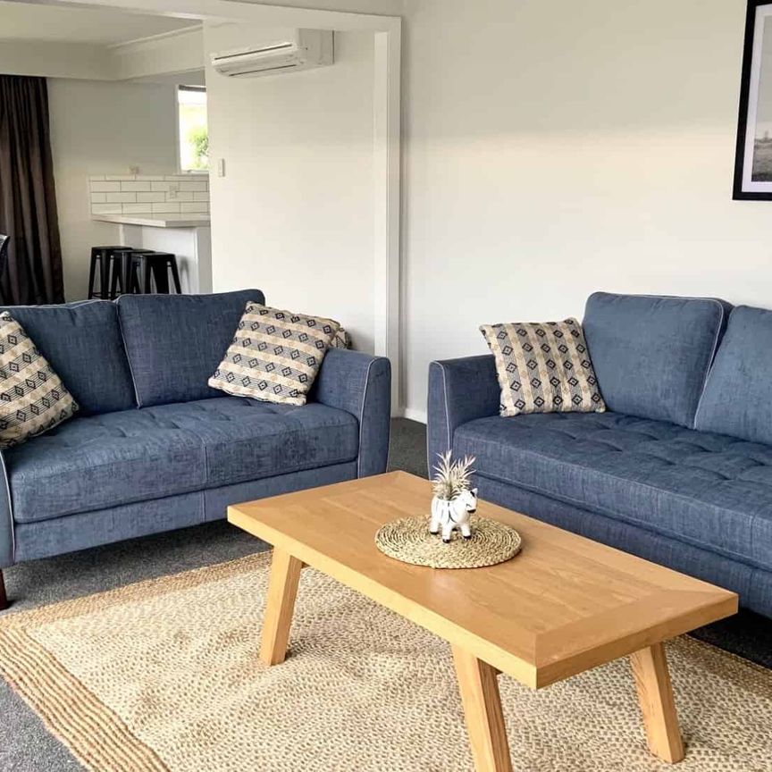 Fully Furnished Stylish Renovated Large Family Home in Prime Location! - Photo 1