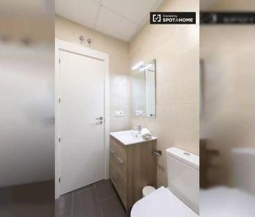 Room in a shared 11-bedroom apartment for rent in Universidad - Photo 1