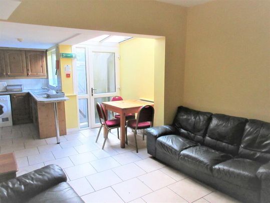 7 Bedroom House, 75 Rugby Avenue, Queens ~ Quarter, Belfast, BT7 1RE - Photo 1