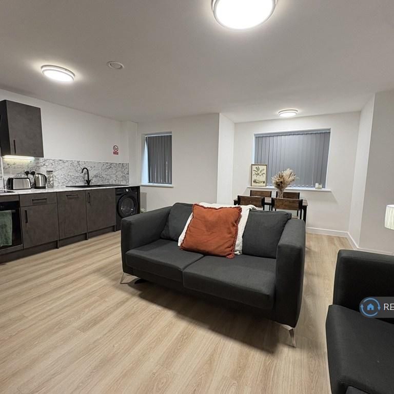 4 bedroom flat to rent - Photo 1