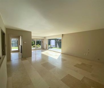 Alleenstaande en verzorgde villa, goed gelegen in een rustige en re... - Foto 4