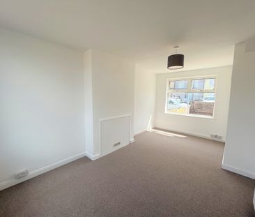 A RECENTLY REFURBISHED three Bedroom terraced house - Photo 5