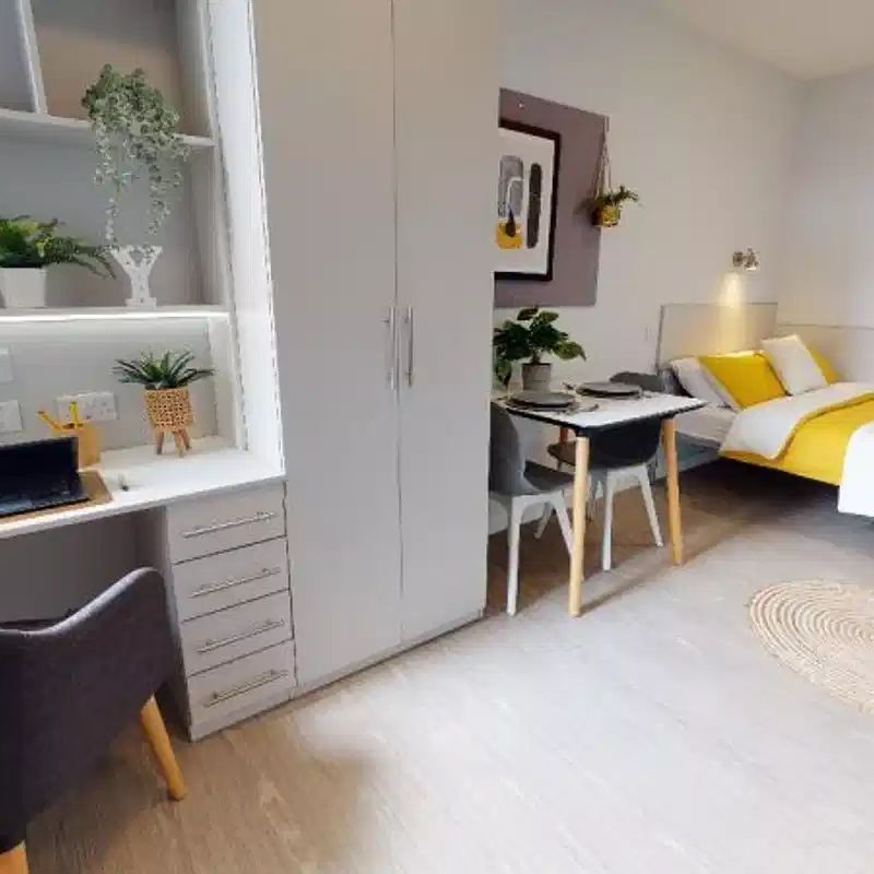 Silver 2 Bed Apt Plus - Photo 1