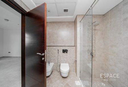 Large Plot | Well Maintained | 3 BR - Photo 4