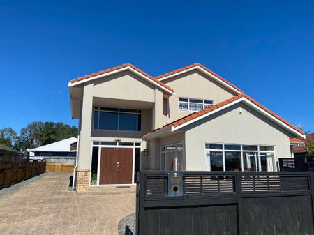 Large Executive Home - Photo 2