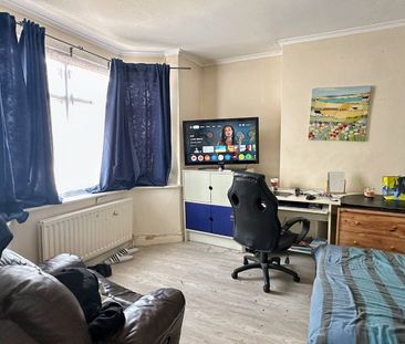 Room in a Shared House, Burgess Road, SO16 - Photo 4