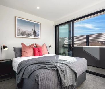 Boutique Bliss in Convenient Bayside Locale - Photo 4