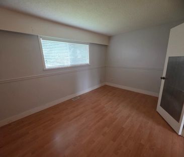 Charming Vintage Upper in Abbotsford - Photo 4