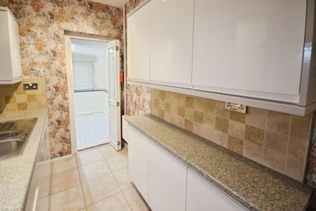 3 bedroom semi-detached house to rent - Photo 4