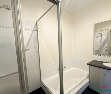 Central Three-Bedroom Unit with Ensuite and Private Courtyard - Photo 5