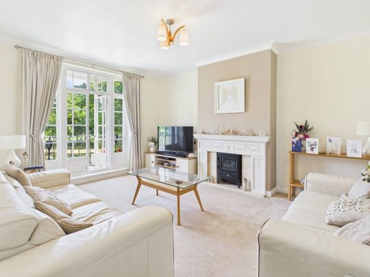Park Lawn, Farnham Royal,SL2 - Photo 1