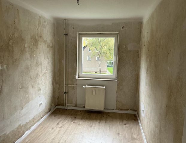 Nur noch tapezieren oder streichen und einziehen: schicke 2-Zimmer-Wohnung mit Balkon in Altwetter! - Foto 1