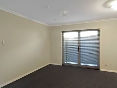 Spacious 2-Bedroom Unit in Onehunga - Photo 2