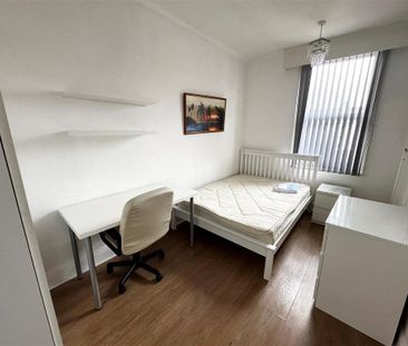 5 bedroom semi-detached house to rent - Photo 2