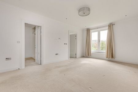 Barrons Chase, Richmond, Surrey, TW10 - Photo 2