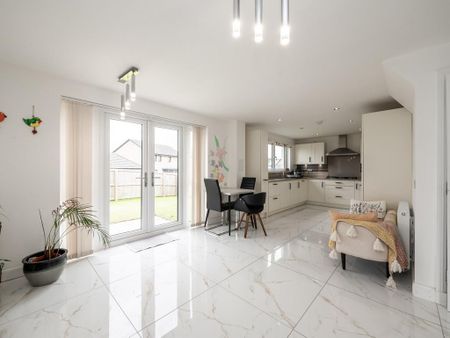 4 bedroom detached house to rent - Photo 4