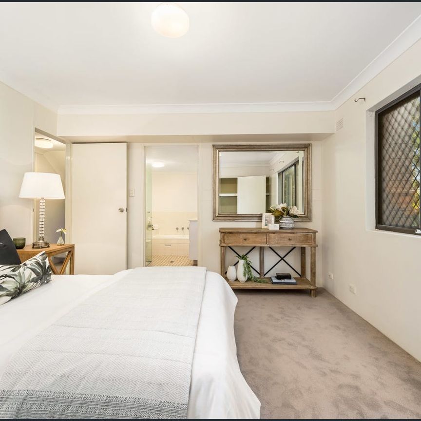 Two bedroom unfurnished apartment with lock up garage + large courtyard - Photo 1