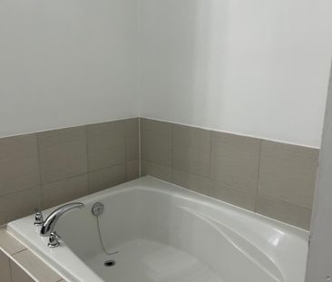 For Lease - 21 Humberstone Crescent, Brampton, Ontario - Photo 4