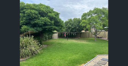 Three bedroom, two bathroom house in South - Photo 3