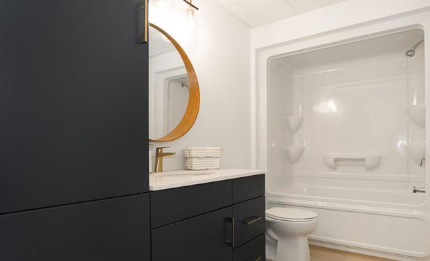 London: Gold Accents – 710 Westminster, Winnipeg, MB - Photo 1