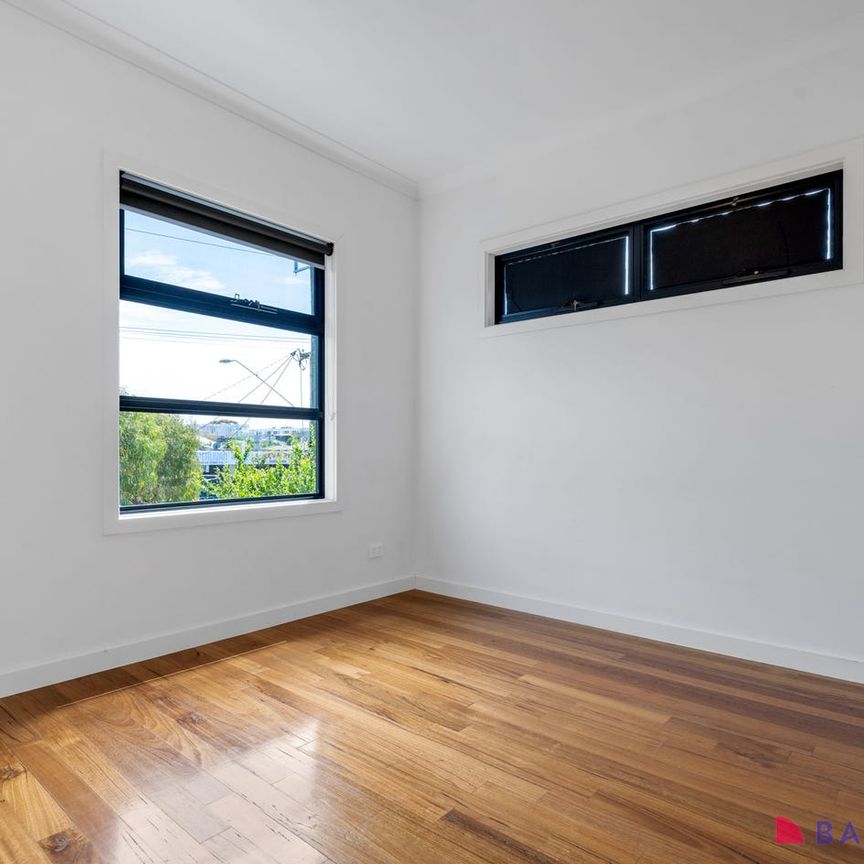 2 BEDROOM LOW MAINTENANCE TOWNHOUSE - Photo 1