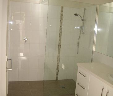 SPACIOUS & WELL DESIGNED TOWNHOUSE - Photo 6