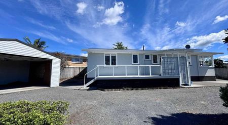 Spacious 4-Bedroom Family Home – Fully Fenced - Photo 3