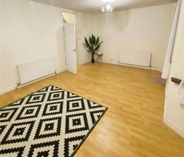 3 bedroom flat to rent - Photo 5