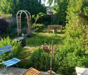 Lovely, quiet furnished double room overlooking back garden. - Photo 3