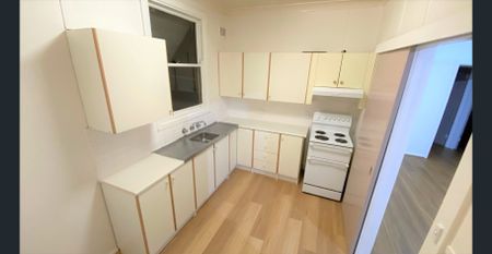 3 General size bedroom family home in a quiet street. - Photo 4