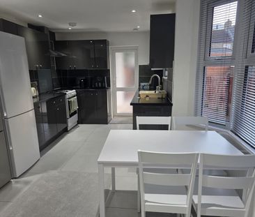 Room in a Shared House, Elsenham Road, E12 - Photo 6