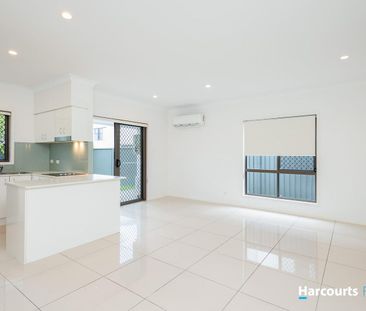 Break lease Upstairs Second living area , modern townhouse with poo... - Photo 1