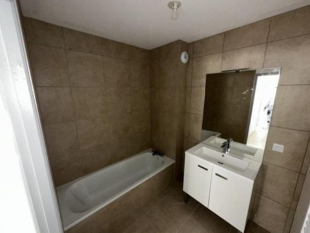 A LOUER TYPE 3 NEUF 84 M2 -CROLLES - Photo 4